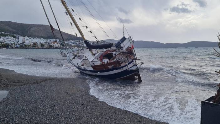 Bodrum’da kaçak göçmen teknesi karaya vurdu