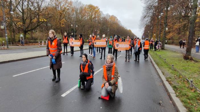 Almanya'daki aktivistler kendilerini asfalta yapıştırdı