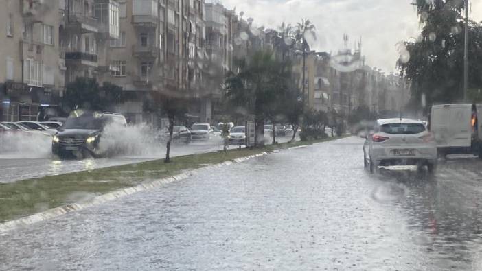Antalya yağmura teslim Yollar göle döndü