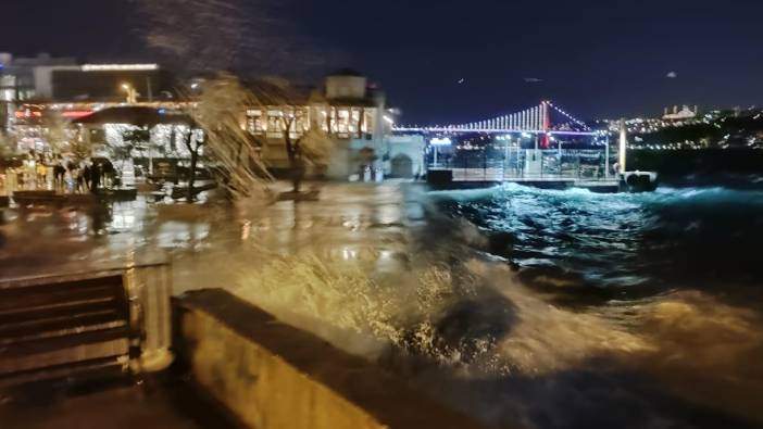 Marmara Denizi'nde fırtına: Dalgalar 2 3 metreye ulaştı, seferler iptal edildi