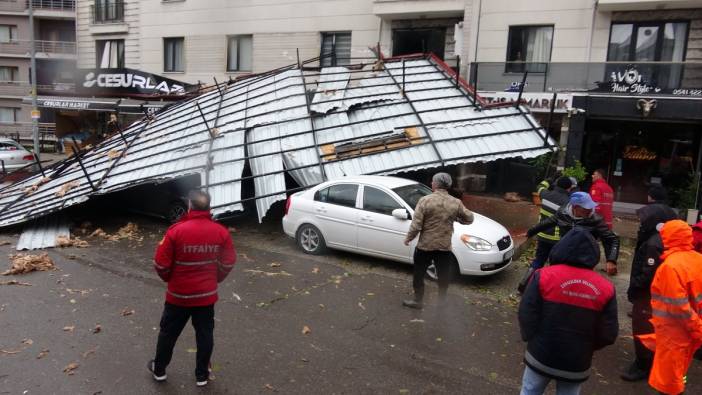 Kuvvetli fırtınada çatılar uçtu araçlar zarar gördü