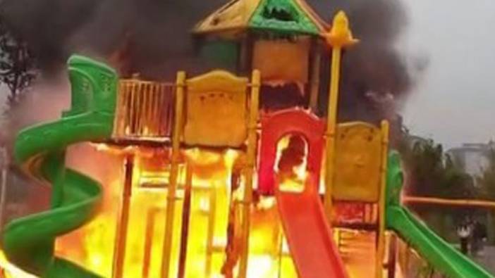 Çocuk parkındaki oyuncaklar alev alev yandı