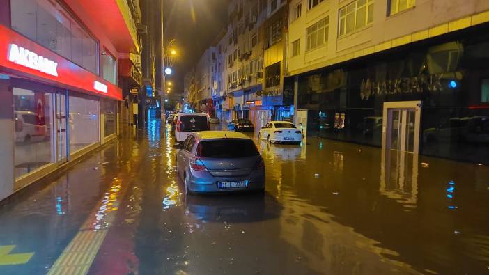 İskenderun’da caddeler su taştı