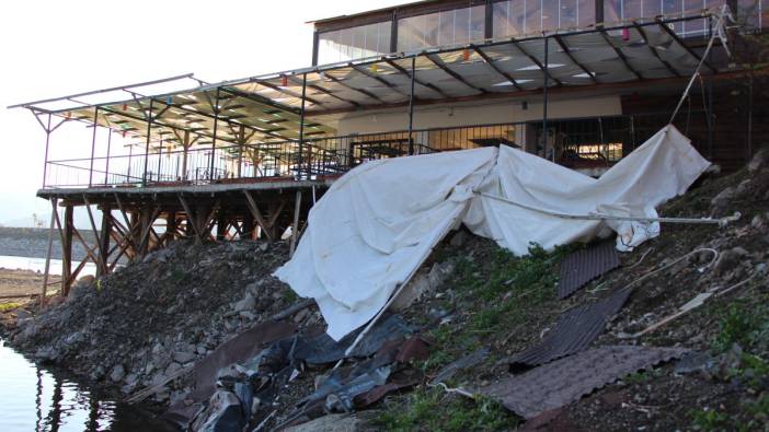 Amasya'da şiddetli fırtına restoranın çatısını ve kamelyaları uçurdu