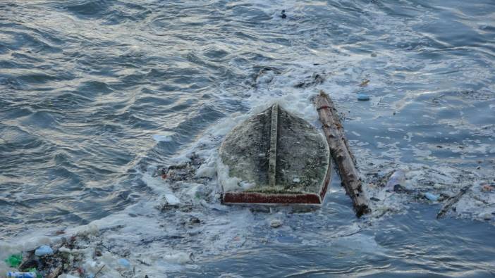 Sinop’ta dev dalgalar balıkçı teknelerine zarar verdi ağlar kıyıya vurdu