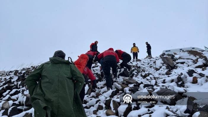 Kars'ta tipi nedeniyle yolunu kaybeden 2 çoban donmak üzereyken kurtarıldı
