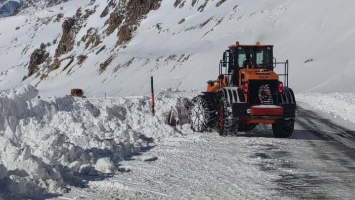 Van'da yoğun kar nedeniyle kapanan yol tek şeritten ulaşıma açıldı