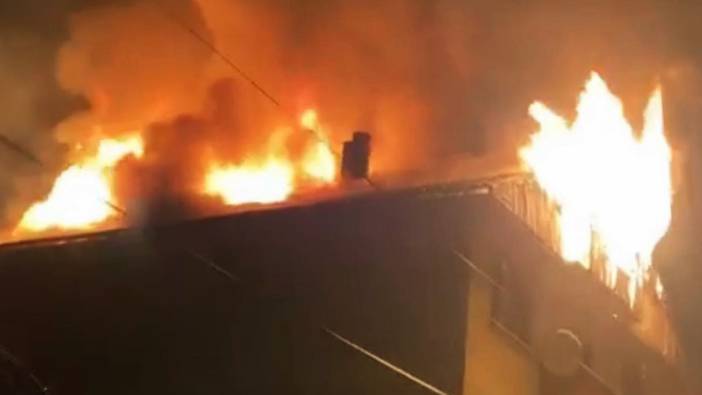 Gevye'de binanın çatısı alev alev yandı