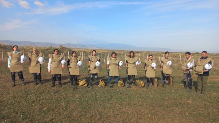 Azerbaycanlı kadınlar mayın temizliyor