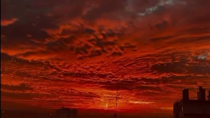 Diyarbakır’da gökyüzü kızıla boyandı