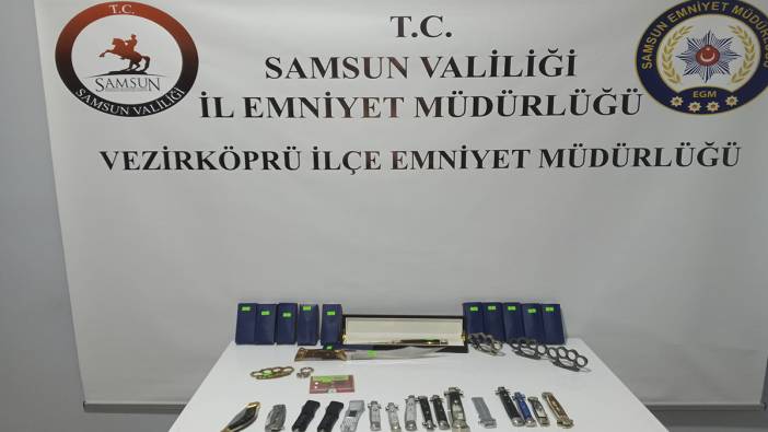 Samsun'da bir evde 30 sustalı bıçak ve 5 muşta ele geçirildi