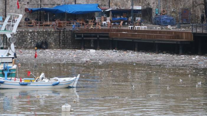 Zonguldak'ta deniz çamur rengine büründü çöpler limana birikti