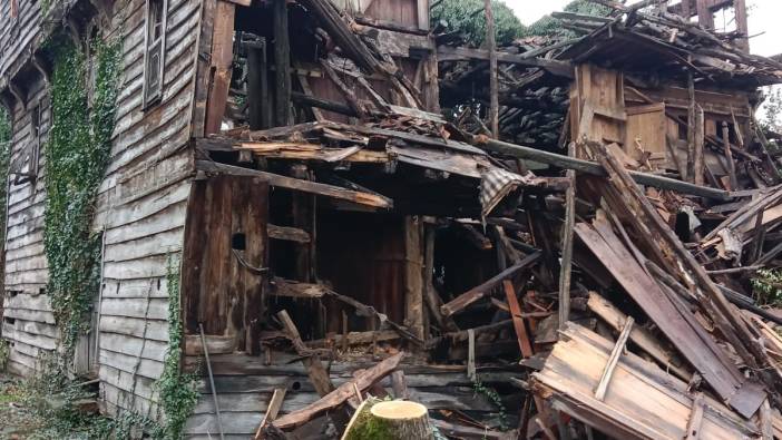 Alaplı'da fırtına nedeniyle 100 yıllık ahşap ev yıkıldı