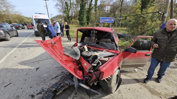 Otomobiller kafa kafaya çarpıştı