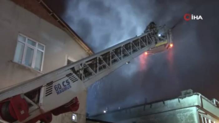 Sultanbeyli'de evin çatısı yandı, mahalleli sokağa döküldü