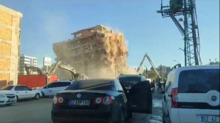 Adıyaman'da ağır hasarlı 8 katlı bina yıkıldı