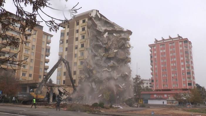 Gaziantep'de 9 katlı Apartman saniyeler içerisinde yıkıldı