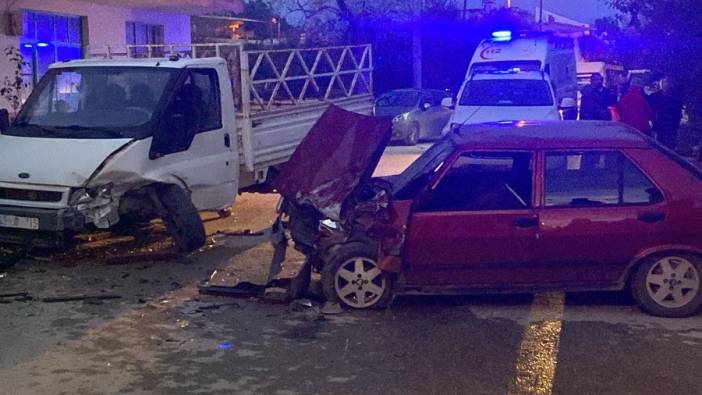 Antalya'da otomobil ile kamyonet çarpıştı 3 yaralı