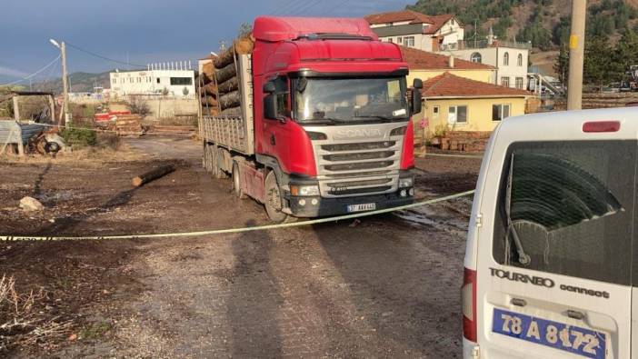 Üzerine tomruk düşen sürücü yaşamını yitirdi