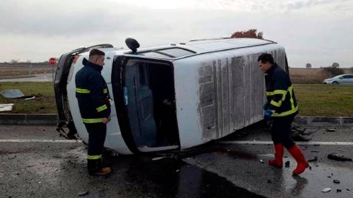 Otomobil ile minibüs çarpıştı 'Ölü ve yaralılar var'