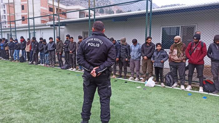 Dorsesinde 61 kaçak göçmen yakalanan TIR'ın şoförü tutuklandı