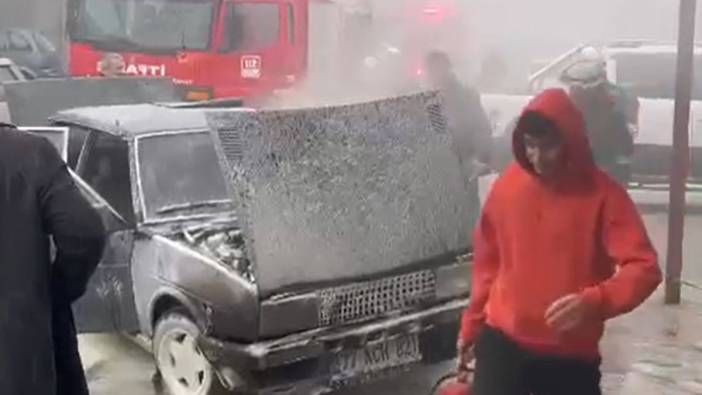 Yalova’da otomobil alev alev yandı