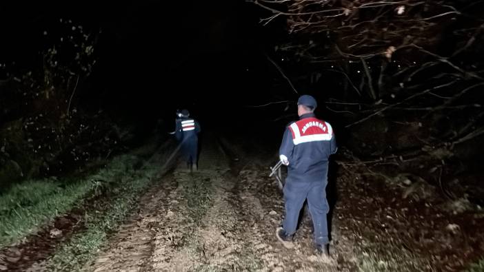 Ormanda mahsur kalan 2 genci jandarma kurtardı