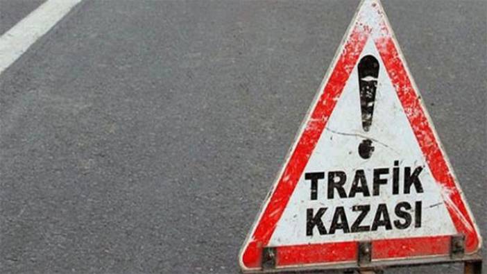 Amasya'da kamyon devrildi 'Yolu ulaşıma kapattı'
