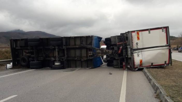 Amasya'da kaza 'kamyon yola devrildi'