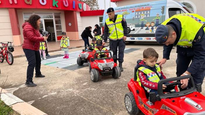 Jandarma anaokulu öğrencilerine trafik eğitimi verdi