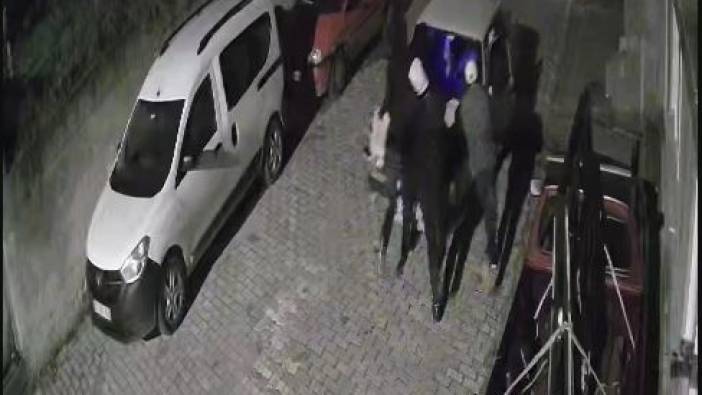 'İlginç hırsızlık' Otomobili 4 kişi iterek çaldı