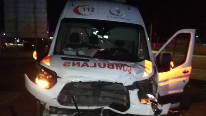 Ambulans ve otomobil çarpıştı 2 kişi yaralandı