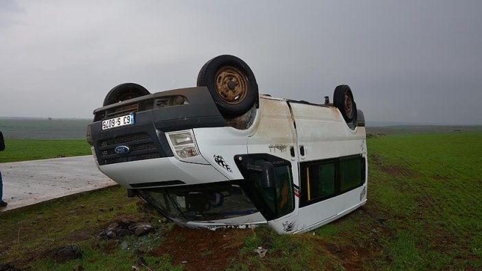 Şanlıurfa'da öğretmenleri taşıyan minibüs devrildi: 13 yaralı