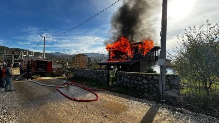 Bursa'da iki katlı ev alevlere teslim oldu