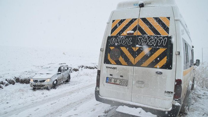 Ağrı'da servis minibüsü ile otomobil çarpıştı: 23 yaralı