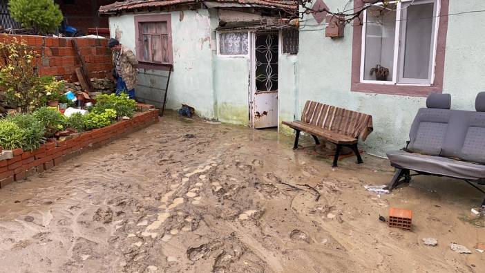 Çanakkale’deki sağanak yağış hayatı durma noktasına getirdi