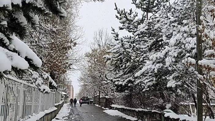 Ardahan’da kent merkezi beyaza büründü