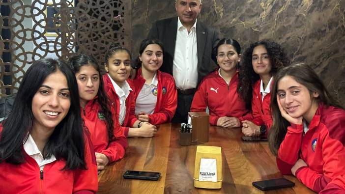 Yüksekova Belediyespor Kadın Futbol Takımı yemekte bir araya geldi