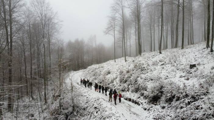 Karlı kaplı ormanda 15 kilometre yürüdüler
