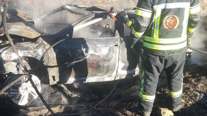 Elazığ'da park halindeki araç alev alev yandı
