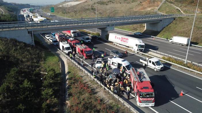 2 otomobil ile TIR çarpıştı