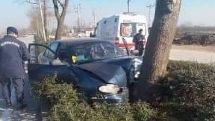 Kontrolden çıkan otomobil ağaca çarptı