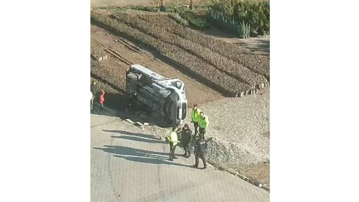 Siirt’te minibüs ile çarpışan pikap devrildi