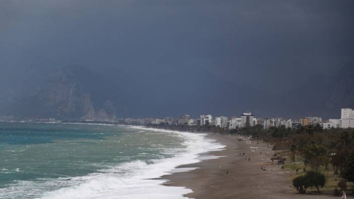 Antalya'da fırtına 'Uçak seferleri iptal edildi'