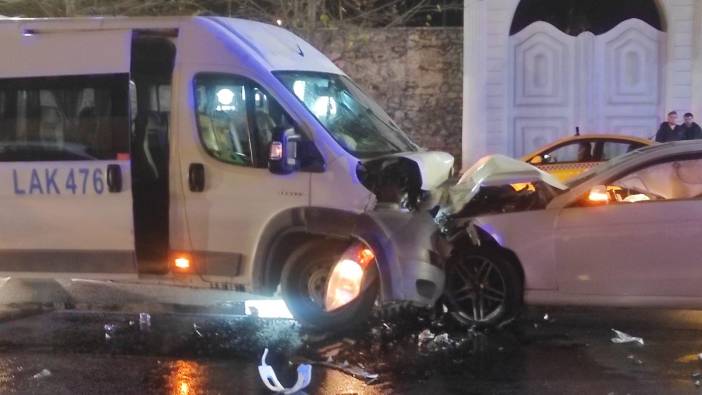 Beşiktaş'ta servis minibüsü ve otomobil kafa kafaya çarpıştı '9 yaralı'