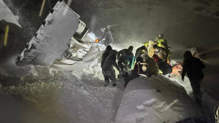 Ağrı'da iş makinesi uçuruma yuvarlandı '2 kişi hayatını kaybetti, 2 kişi kayıp'