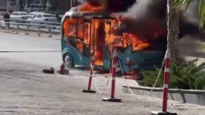 Mersin’de seyir halindeki minibüs alev alev yandı