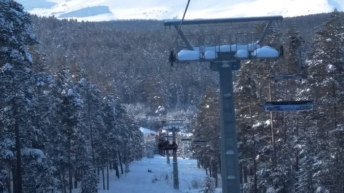 Kayak merkezinde arızalanan telesiyejde mahsur kaldılar