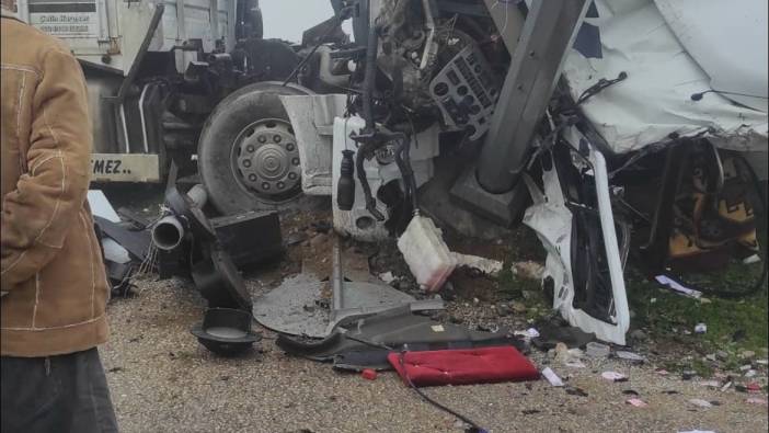 İzmir'de feci kaza 'TIR trene çarptı'