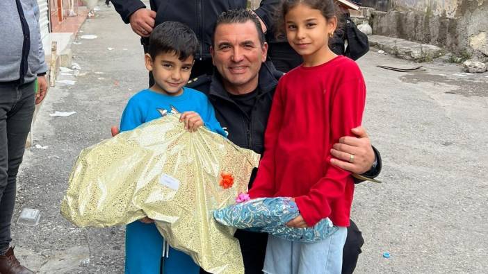 Konak polisinden çocuklara sürpriz yılbaşı hediyesi